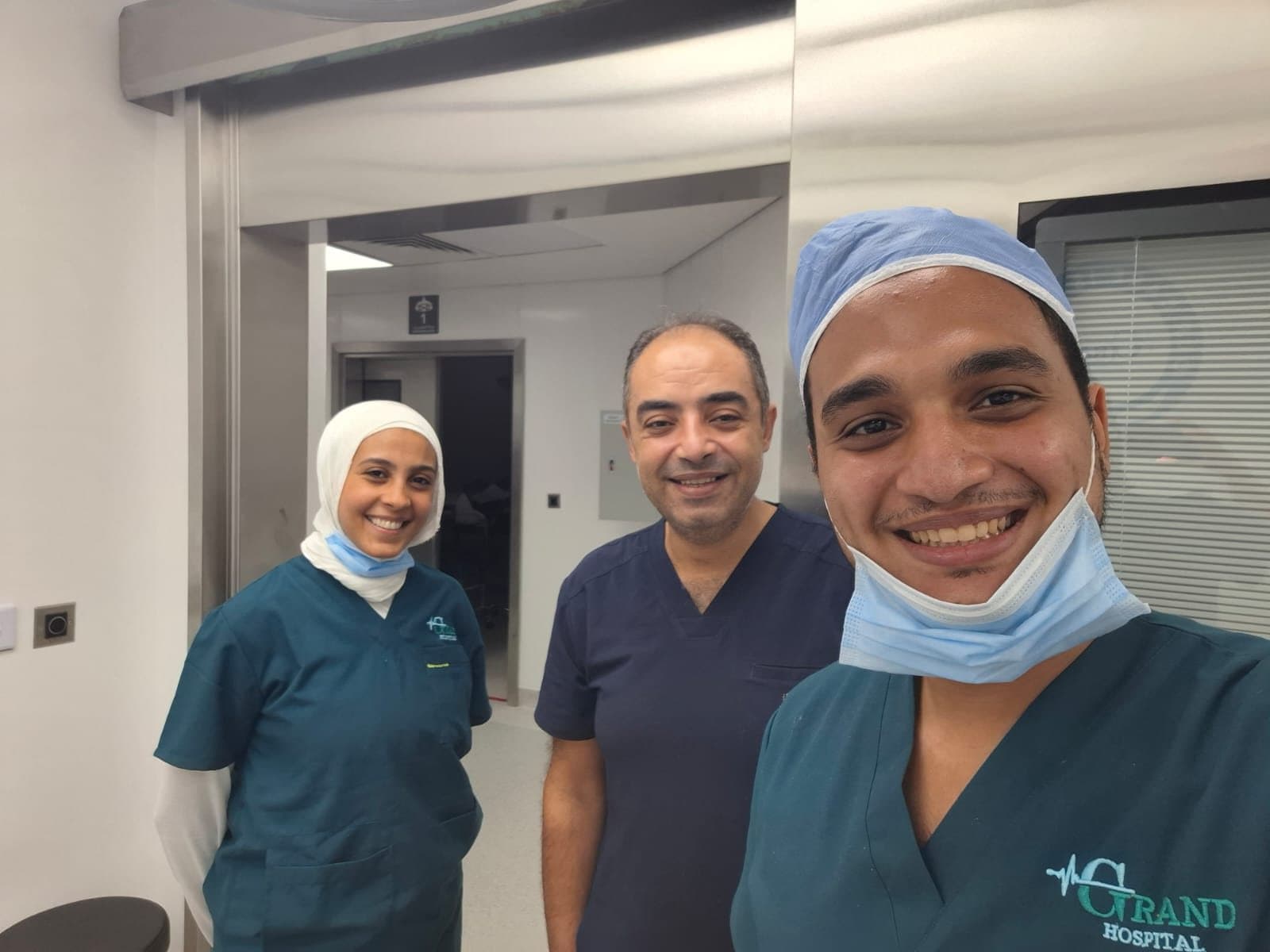 د. الرفاعي مع أحد المرضى داخل العيادة