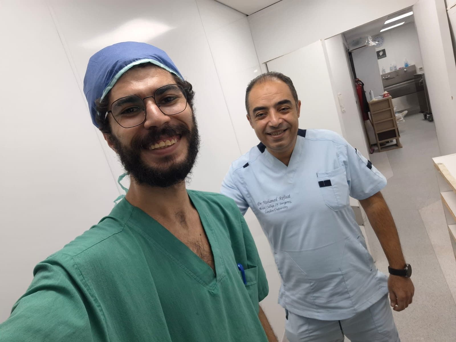 بزيّ غرفة العمليات مع أحد الزملاء